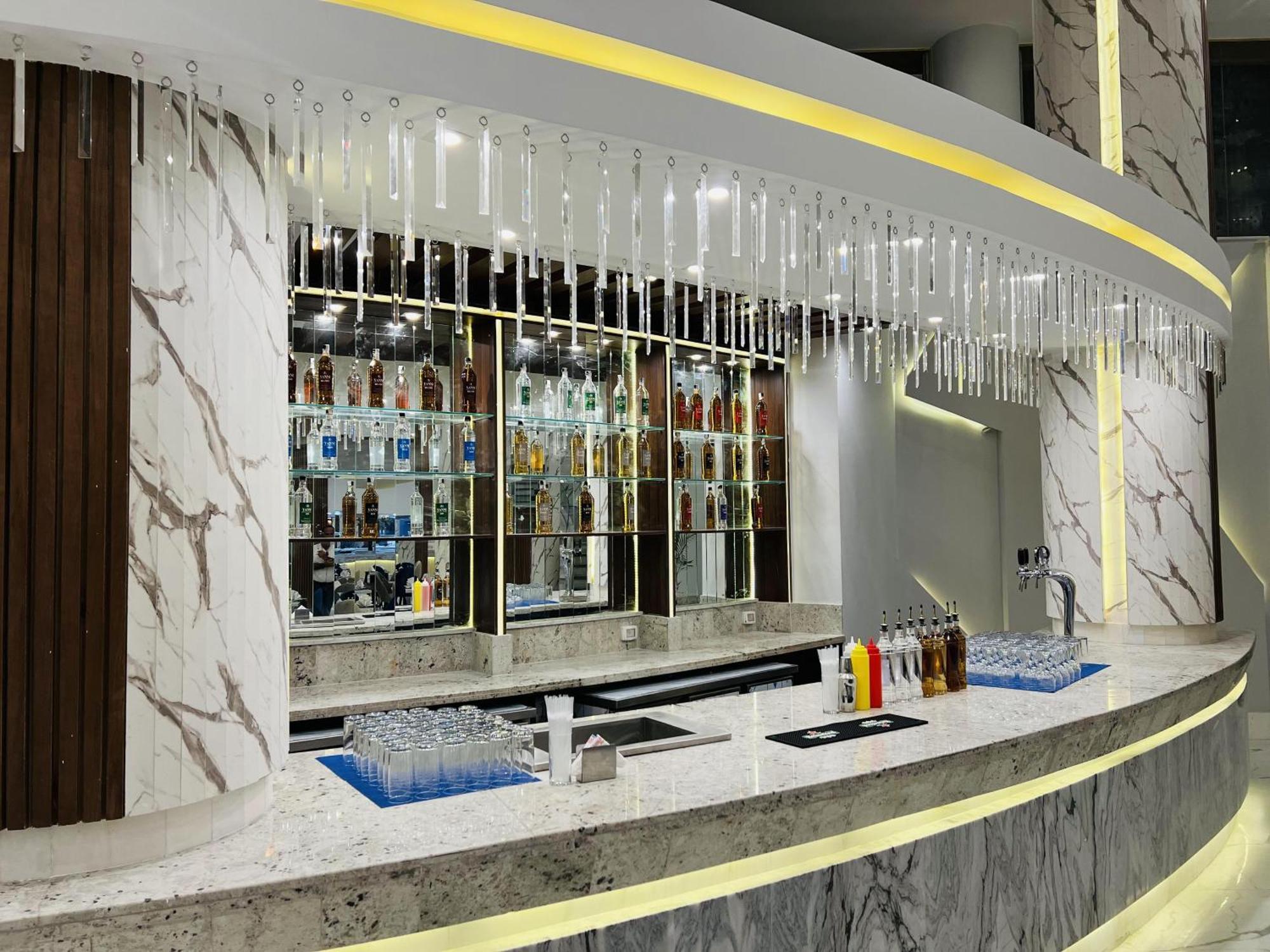 Hurghada Long Beach Resort Eksteriør billede The bar at the 360° Lounge